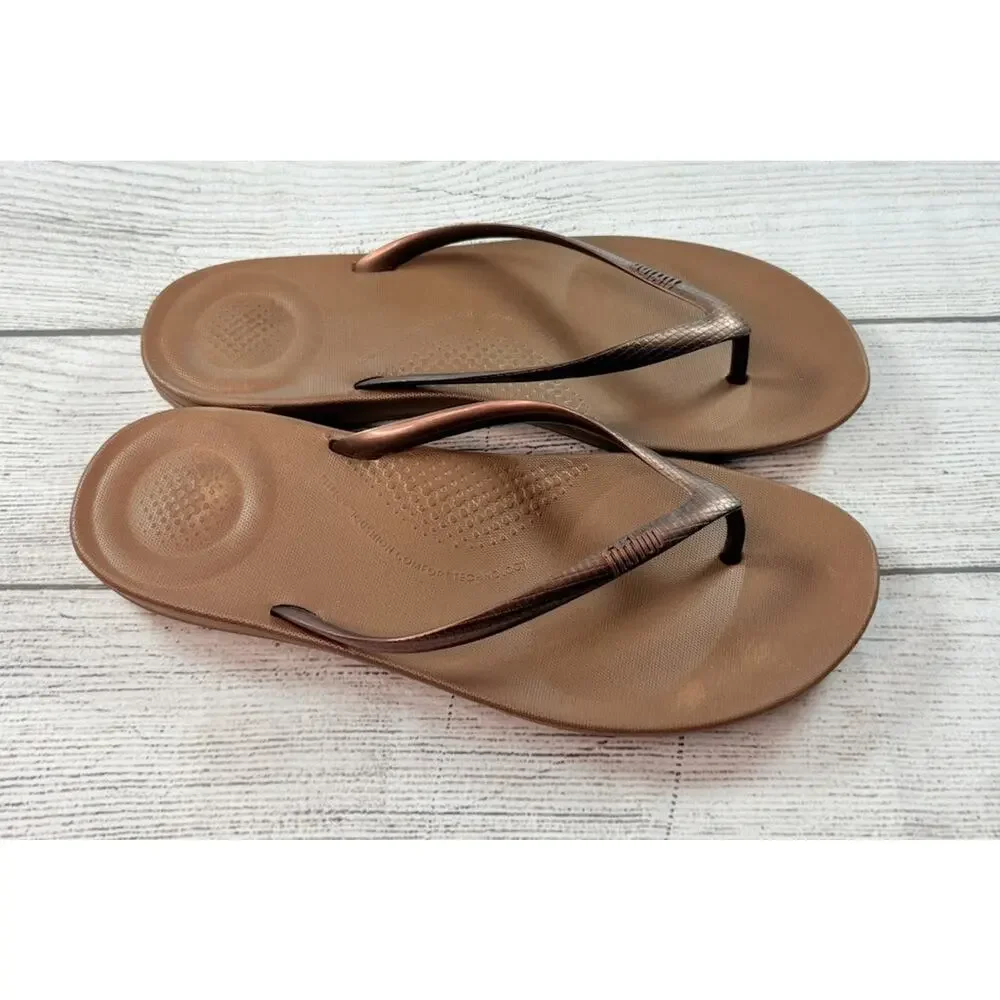 FitFlop Womens Solid Iqushion Ergonomic Thong Flip-Flops Bronze Brown Size 9